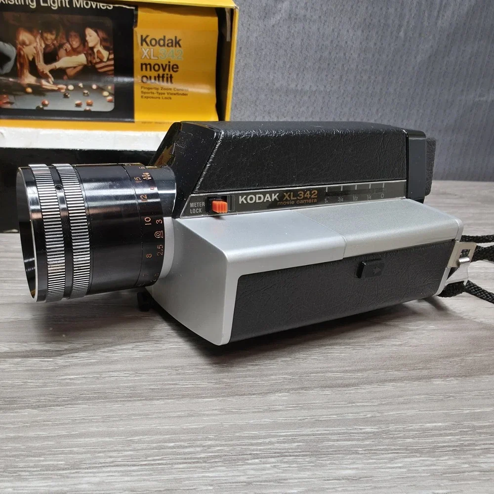 VINTAGE Kodak XL342 Movie Camera CAT 110 1856 UNTESTED Beautiful Collection Add